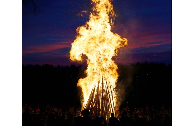 La Noche de San Juan en Galicia: magia, tradiciones y fuego - Simply ...